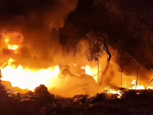 कानपुर में कबाड़ और फर्नीचर गोदाम में भीषण आग:30 झोपड़ियां जलकर खाक, फायर ब्रिगेड की 7 गाड़ियों ने 3 घंटे में पाया काबू