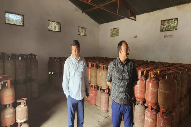 कानपुर : गैस सिलेंडर की किल्लत पर प्रशासन ने कसा शिकंजा, अवैध रिफिलिंग का भंडाफोड़