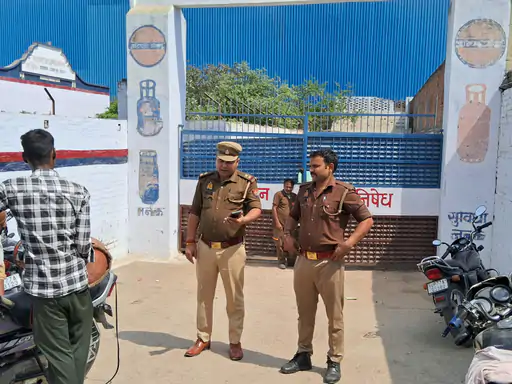 कानपुर देहात : रसोई गैस की अफवाह से हड़कंप, सिलेंडर एजेंसी पर उमड़ी भीड़, पुलिस ने संभाला हाल