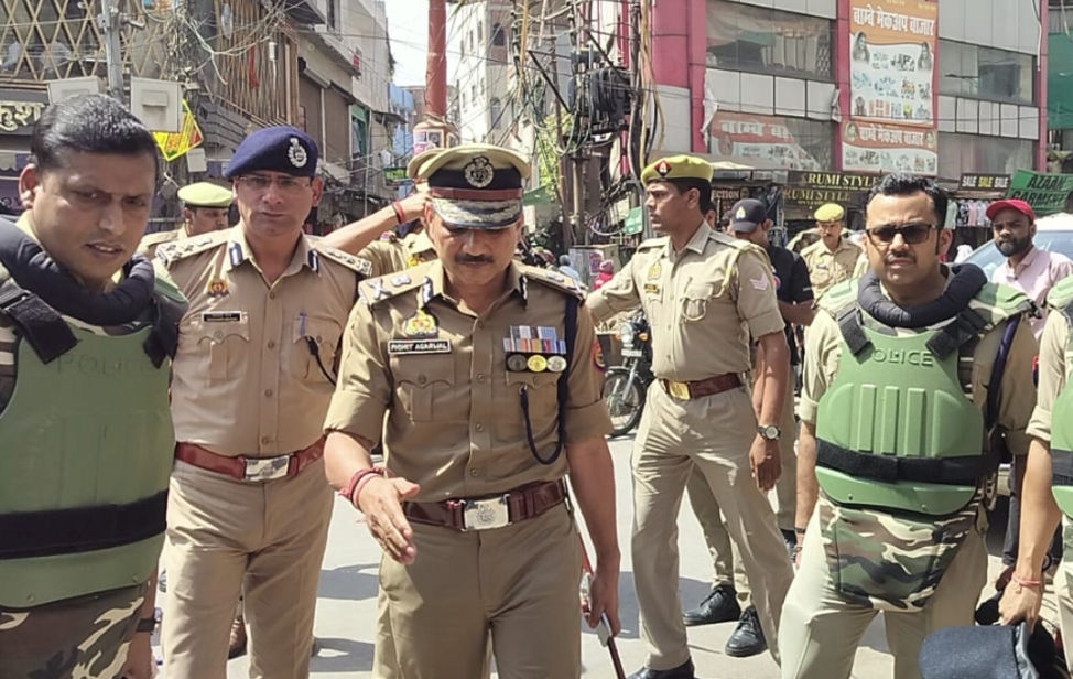 वाराणसी: अलविदा जुम्मे की नमाज़ के लिए सुरक्षा व्यवस्था का विस्तृत निरीक्षण, पुलिस कमिश्नर ने लिया जायजा