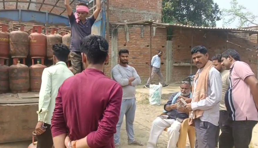 बाराबंकी: त्रिवेदीगंज में गैस सिलेंडर को लेकर उपभोक्ताओं की बढ़ी परेशानी