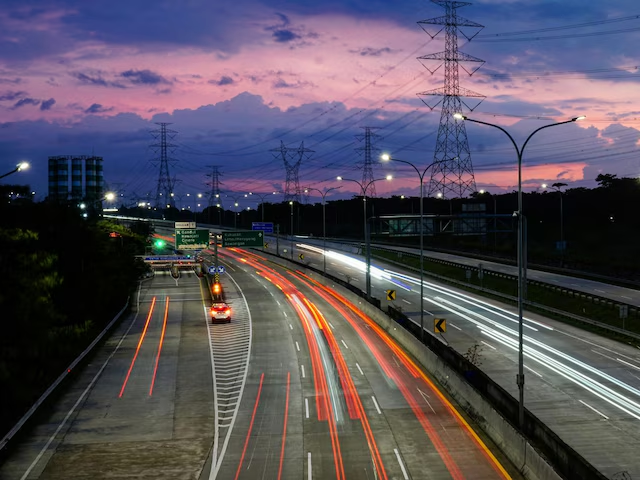 Lucknow Kanpur Travel: लखनऊ-कानपुर एक्सप्रेसवे पर महंगा टोल, ट्रेन बनी सस्ती और तेज़ विकल्प!