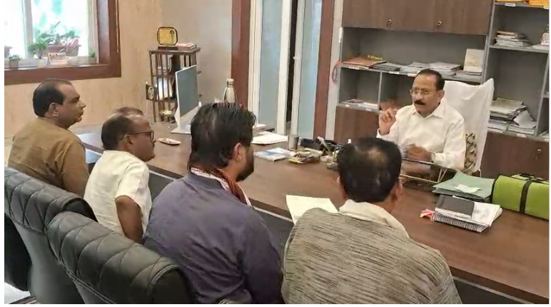 झांसी: पूर्व मंत्री प्रदीप जैन आदित्य का सरकार पर हमला, स्मार्ट मीटर को बताया 'लूट का जरिया'