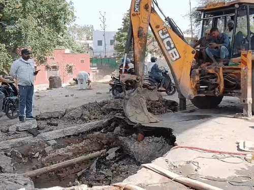 kanpur news - वाटर लाइन लीकेज के चलते बने गड्ढे ने शहर की रफ्तार थाम दी