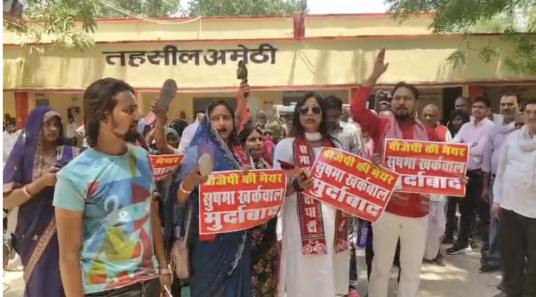 अमेठी : सपा नेता का प्रदर्शन, एसडीएम को सौंपा ज्ञापन