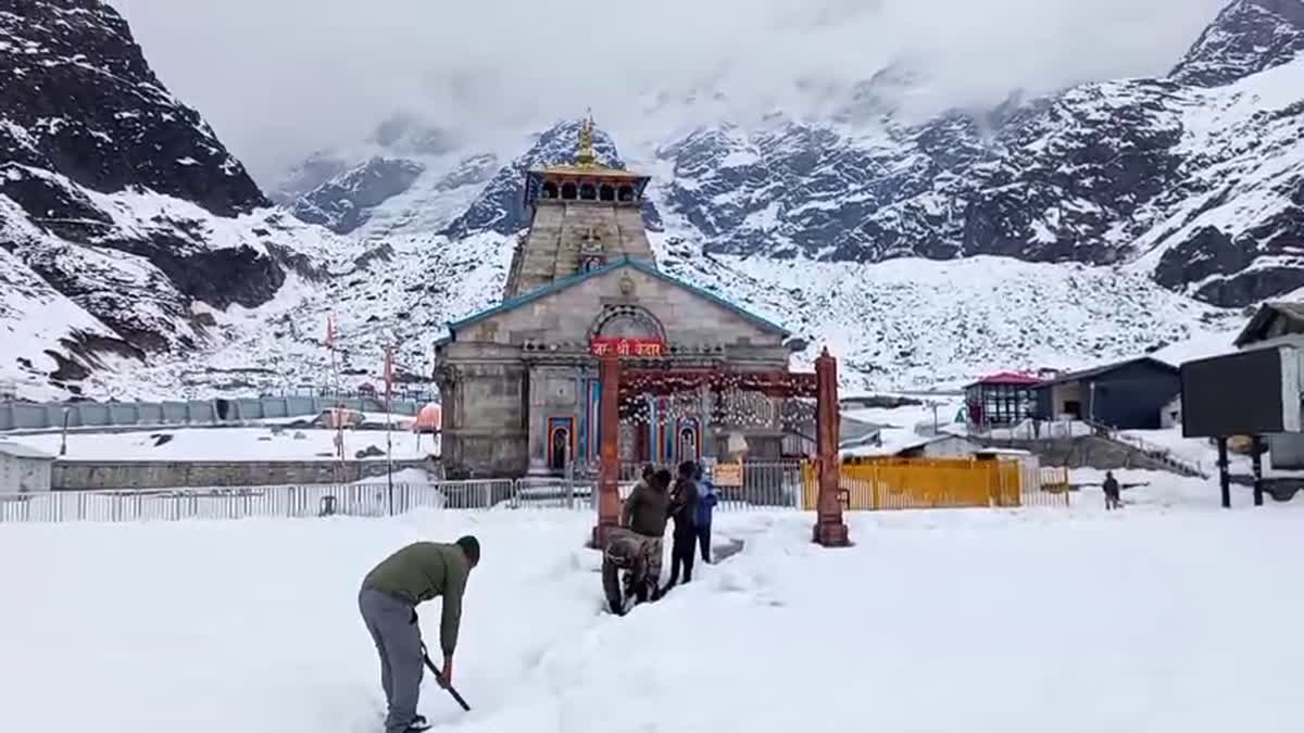Kedarnath snowfall update: केदारनाथ धाम फिर बर्फ की चादर में लिपटा, कपाट खुलने से पहले मौसम बना चुनौती