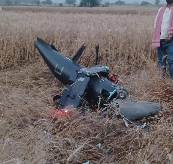 इटावा: हेलीकॉप्टर जैसे ड्रोन का गेहूं के खेत में गिरना, ग्रामीणों में अफरा-तफरी