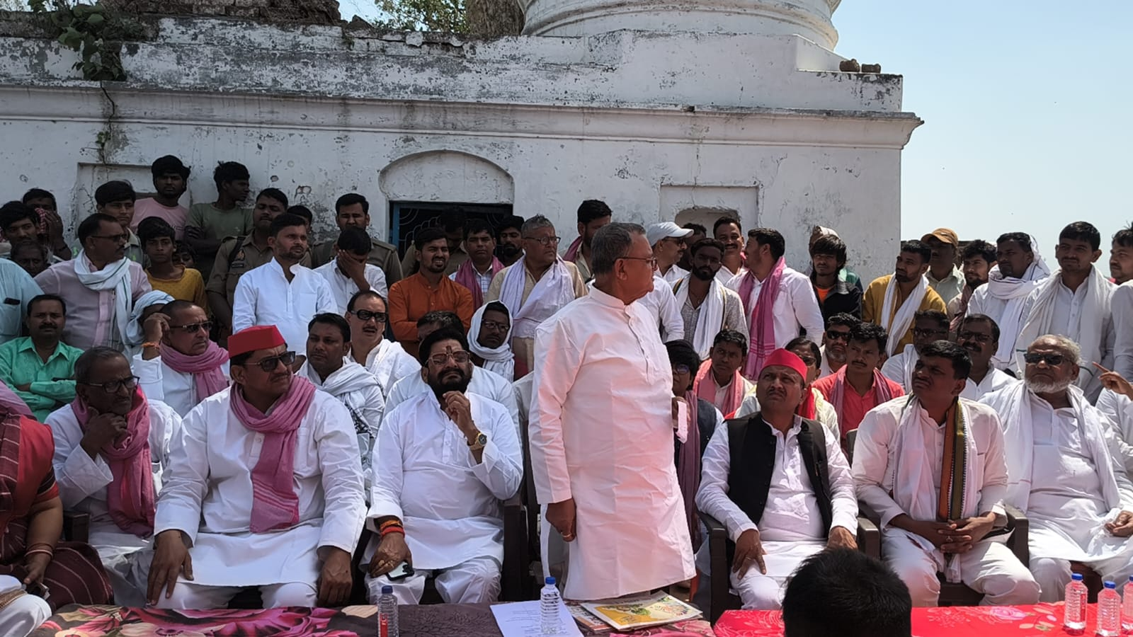 गाजीपुर के नेवादा गांव पहुंचा सपा प्रतिनिधिमंडल, रामबचन ठाकुर हत्याकांड के पीड़ित परिवार से की मुलाकात