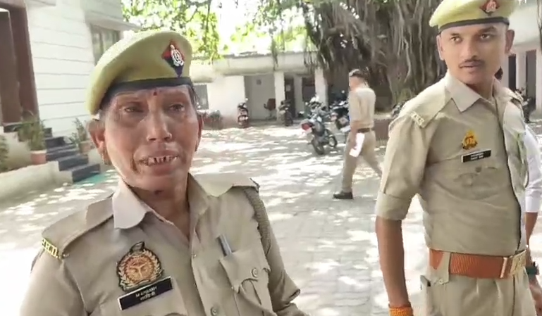 हमीरपुर: महिला पीआरडी ने SP कार्यालय में लगाई गुहार, कांस्टेबल पर अभद्रता का आरोप