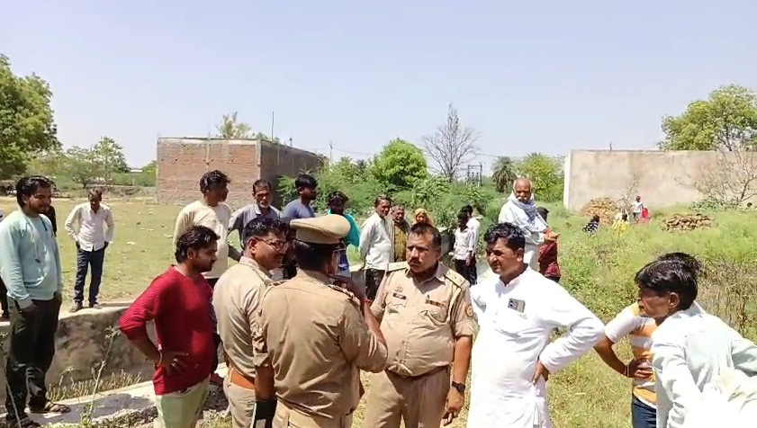 महोबा में अधजला शव मिलने से सनसनी: युवक की लूट के बाद हत्या की आशंका, जांच में जुटी पुलिस