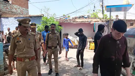 कानपुर: तालाब की गंदगी पर फूटा गुस्सा: कानपुर में पूर्व पार्षद का जल सत्याग्रह, पुलिस ने कराया खत्म