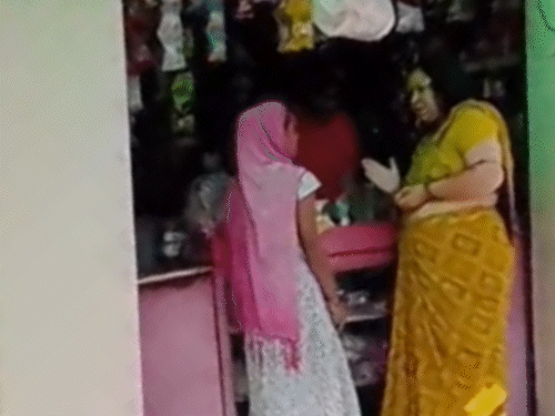 Bareilly Viral Video: सैलरी मांगने की मिली बड़ी सजा!: बरेली में बुजुर्ग महिला पर बेरहमी से 11 थप्पड़ मार दिए