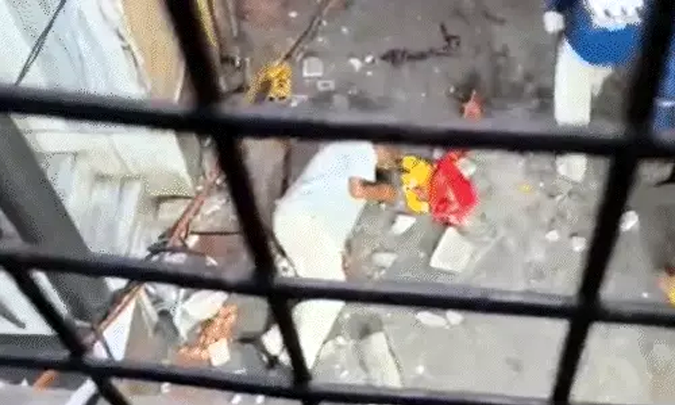 बांके बिहारी मंदिर के पास मकान का छज्जा श्रद्धालुओं पर गिरा: 9 घायल, 4 की हालत गंभीर