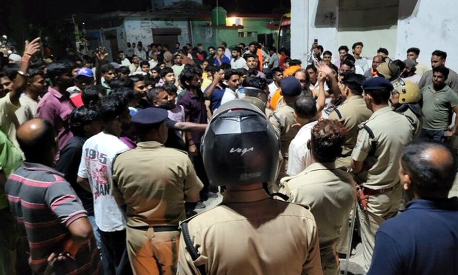 देहरादून के विकासनगर में बीजेपी नेता की हत्या के बाद बवाल, आरोपी के घर को भीड़ ने फूंका