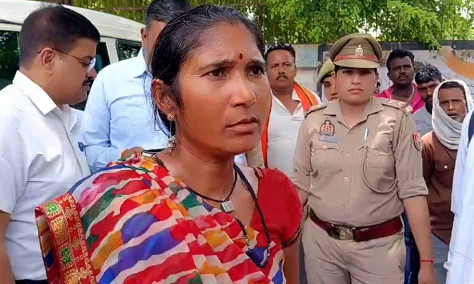 फतेहपुर कलेक्ट्रेट में महिला ने इंसाफ न मिलने पर डीजल डालकर किया आत्महत्या का प्रयास
