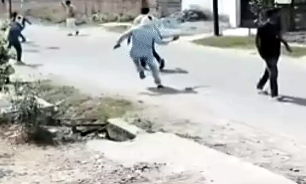 फतेहपुर में रंजिश के चलते युवक पर दिनदहाड़े ईंट-पत्थरों से हमला, 8 से 10 बाइक सवारों की दबंगई
