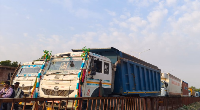 हमीरपुर नेशनल हाईवे 34 पर लगा घंटों से कई किलोमीटर लंबा भीषण जाम, पुलिस बेबस