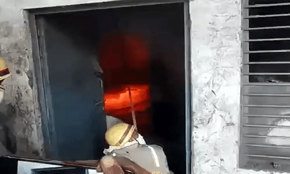 कानपुर के चकेरी में अगरबत्ती फैक्ट्री में भीषण आग, लाखों का सामान जला; एक घंटे में पाया काबू