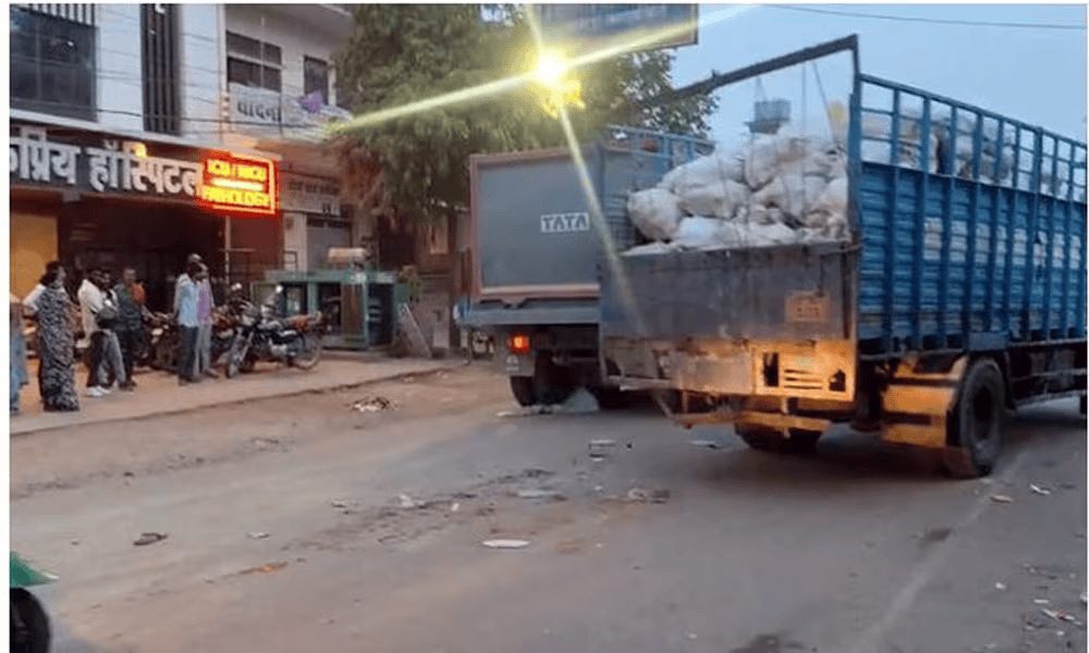 कानपुर देहात के प्रतिबंधित मार्ग पर दौड़ रहे डंपर ने ढाबा संचालिका को कुचला, दर्दनाक मौत