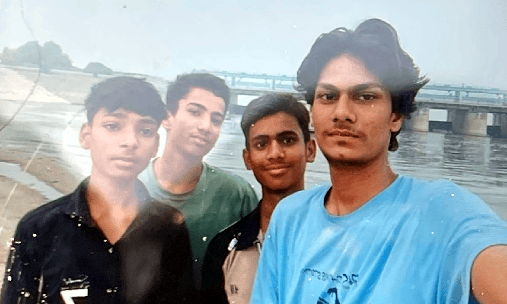 कानपुर में गंगा स्नान करने गए चार किशोर में तीन डूबे, दो को बचाया और एक लापता