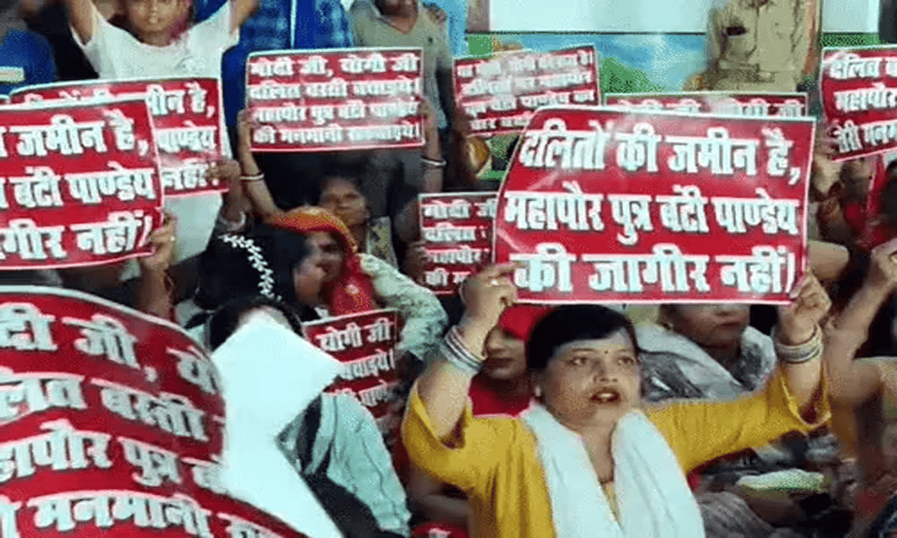 कानपुर नगर निगम में लगे मेयर और उनके बेटे के भ्रष्टाचार के खिलाफ मुर्दाबाद के नारे