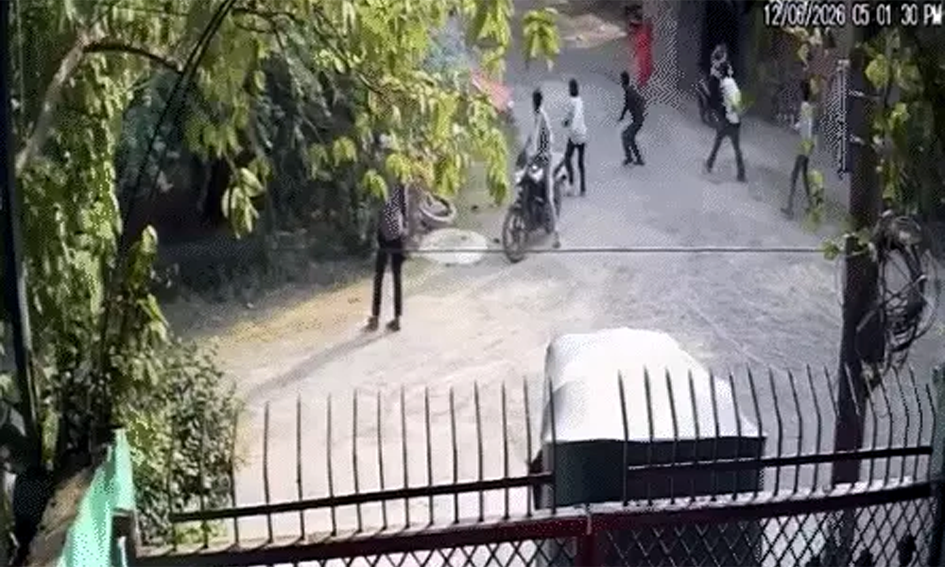 पनकी में बमबाजी व फायरिंग से फैलाई दहशत: 40 सेकेंड में 4 धमाके, CCTV आया सामने