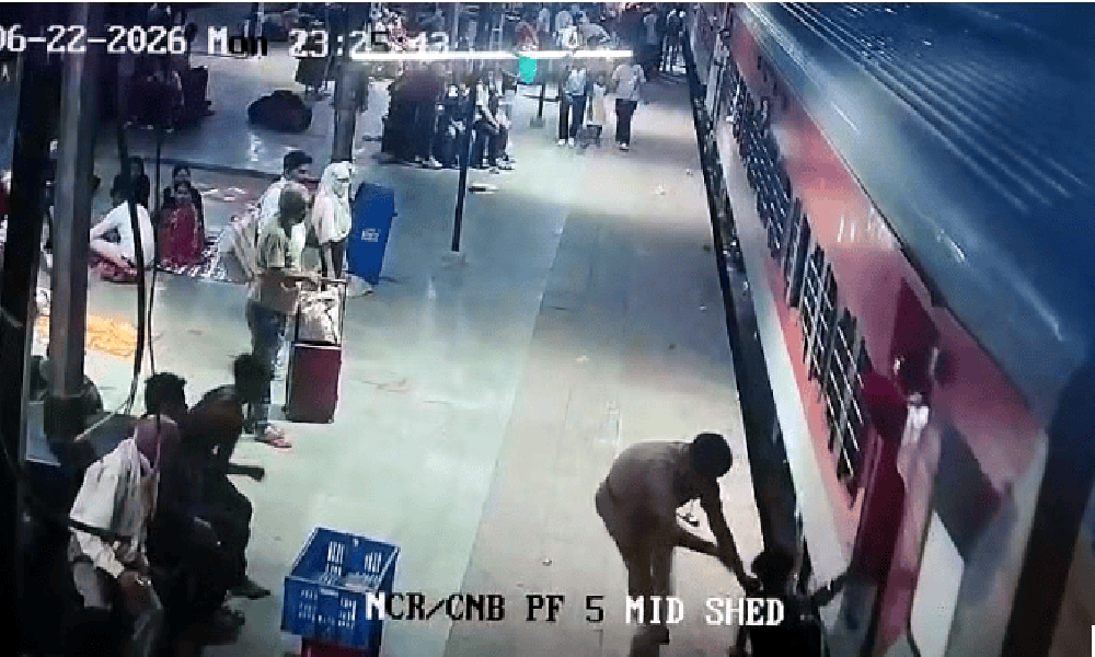 चलती पूर्वा एक्सप्रेस से गिरा यात्री, फंसा ट्रेन-प्लेटफॉर्म के बीच; RPF दरोगा की फुर्ती से बाल-बाल बचा