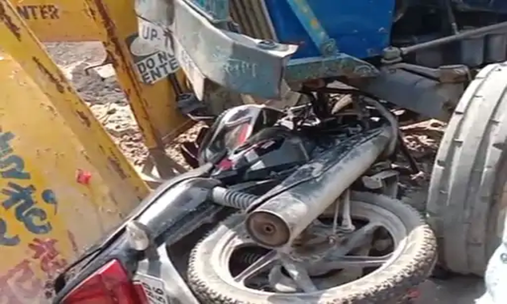 जाजमऊ में ट्रैक्टर ने बाइक को 10 मीटर घसीटा, युवक ने फ़िल्मी स्टाइल में छलांग लगाकर बचाई जान