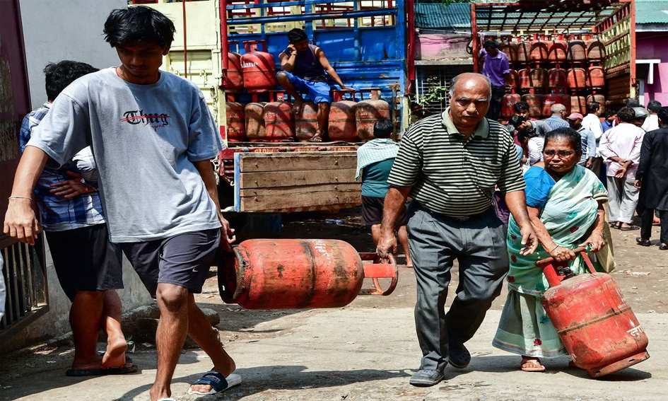 उज्ज्वला योजना के लाभार्थियों को बड़ा झटका, अब सिर्फ 4 LPG सिलेंडर पर मिलेगी छूट