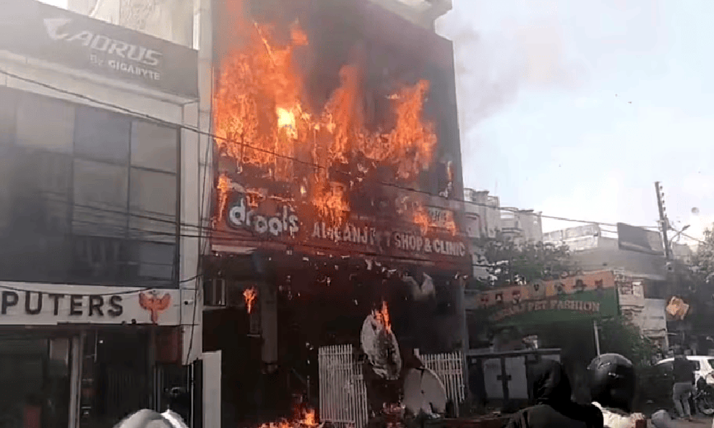 लखनऊ कोचिंग में भीषण अग्निकांड: 15 जिंदा जले, छात्रों की मौत पर रोने लगे ब्रजेश पाठक