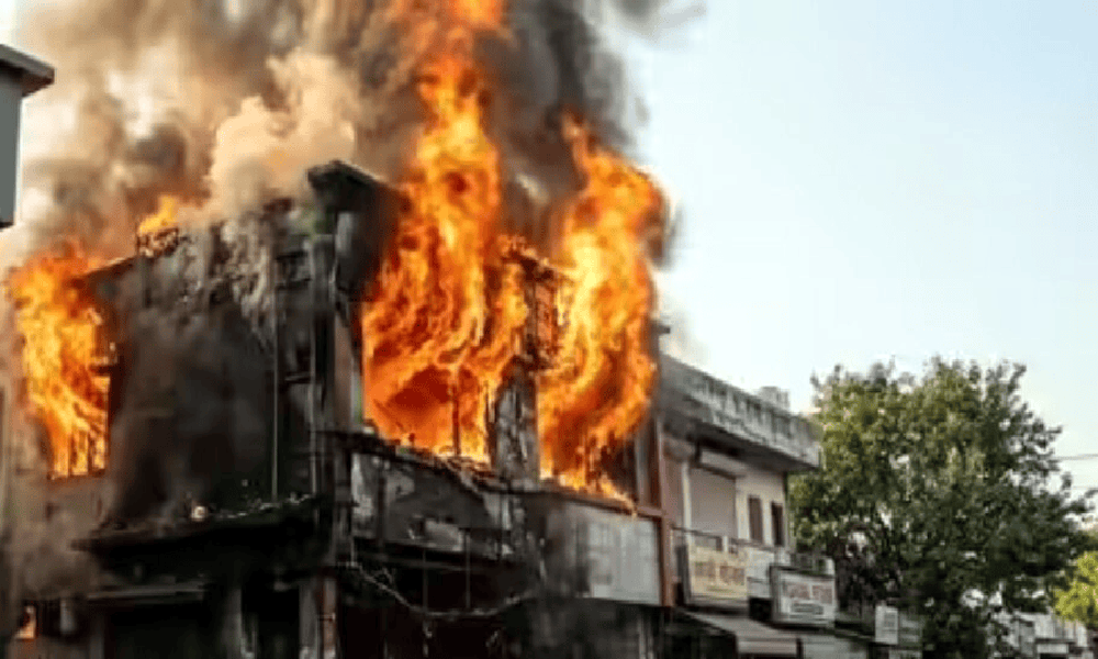 लखनऊ अग्निकांड: आग लगी तो ऑटोमैटिक लॉक हो गया गेट… यही वजह 15 मौतों की