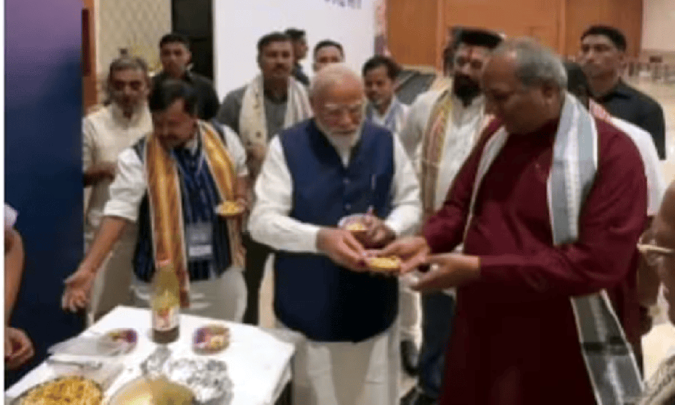 PM मोदी ने दिल्ली में संजय निषाद को खिलाई झालमुड़ी, ओपी राजभर भी साथ खड़े नजर आए