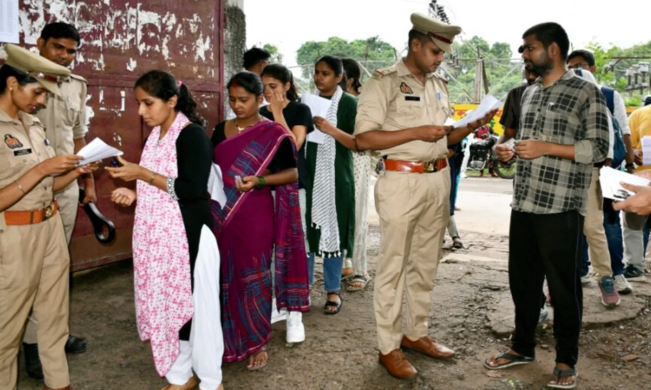 यूपी पुलिस भर्ती: परीक्षा के पहले दिन मोबाइल के साथ दो पकड़े गए, दो दरोगा समेत 6 पुलिसकर्मी सस्पेंड
