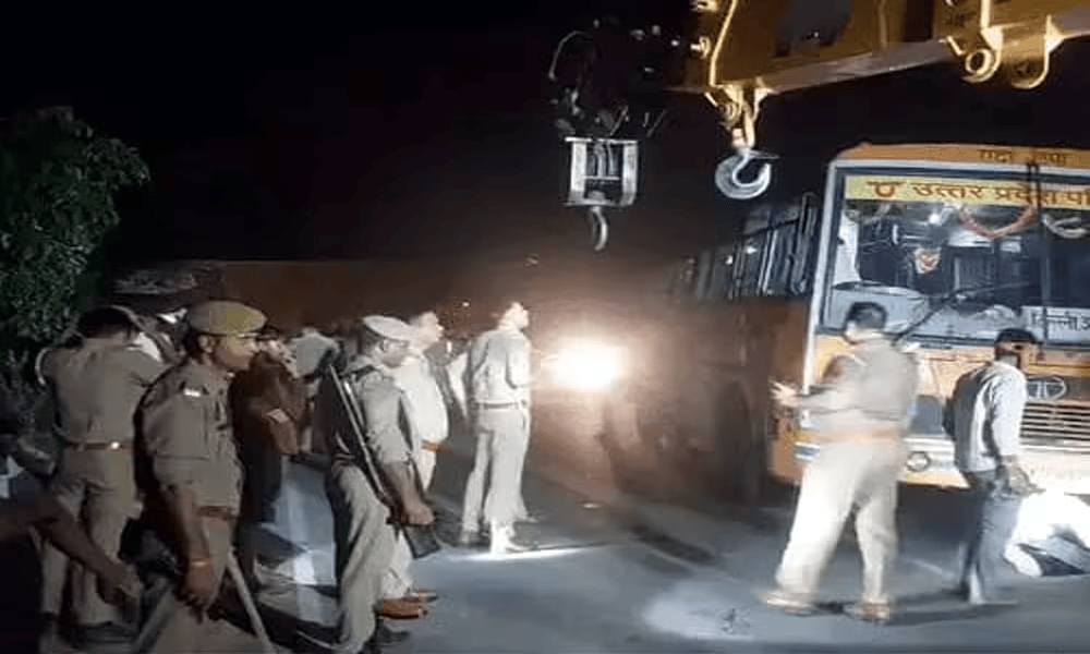 एटा में कंटेनर ने यात्रियों को रौंदा, 5 की मौत; रोडवेज बस खराब होने पर खड़े थे
