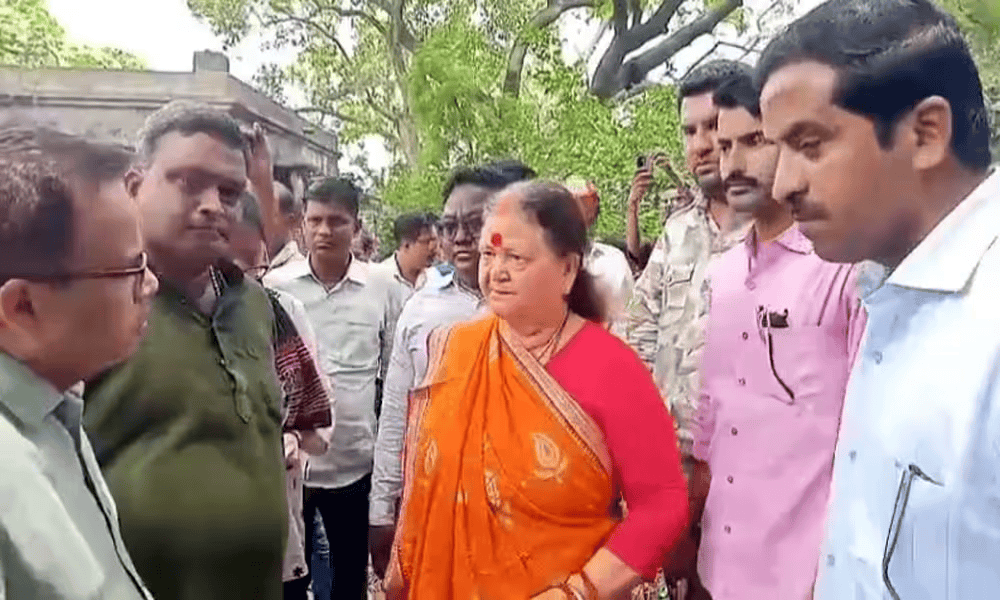 शहर के जलभराव पर मेयर डीएम-कमिश्नर पर बिफरी, बोली CM योगी को चिट्ठी लिखूंगी