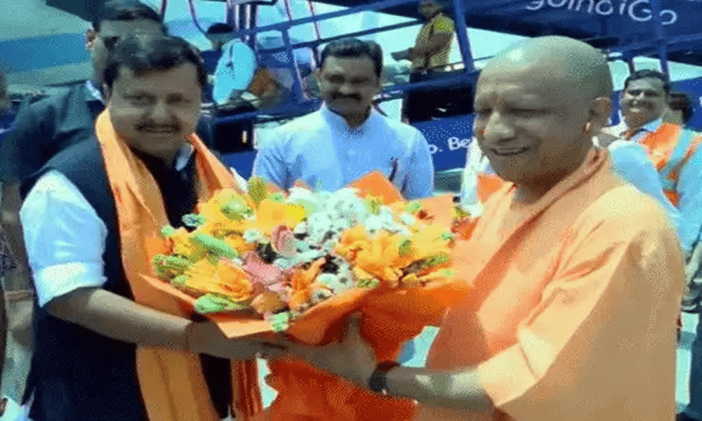 भाजपा अध्यक्ष नितिन नबीन का लखनऊ में 18 km का रोडशो शुरू, पहली बार यूपी पहुंचने पर योगी ने वेलकम किया
