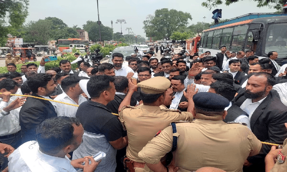 चंपत राय, अनिल मिश्रा,गोपाल राव पर FIR के लिए अयोध्या में वकीलों का प्रर्दशन; पुलिस से धक्का-मुक्की