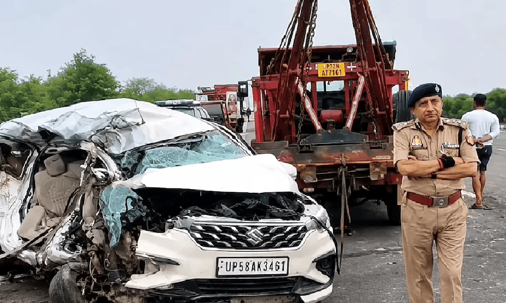 उन्नाव में बेकाबू स्लीपर बस कार को टक्कर मारते हुए पलटी, 2 बच्चों समेत 5 की मौत; 12 घायल